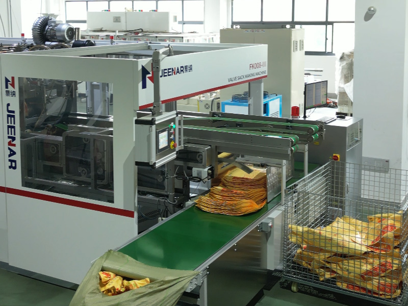 Máquina Gachn para fabricação de sacos com válvulas multimateriais: Produção versátil para sacos de PE, PP e compósitos de papel e plástico.
